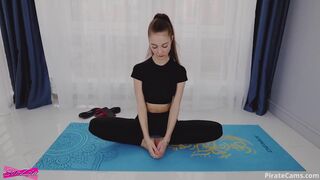 SolaZola Yoga ended with a cumshot on the stomach
