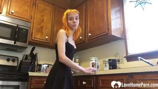 Amateur babe reveals her ass in the kitchen