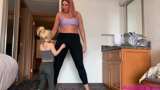 Tallgoddessgia tiny texie climbs gia like a pole. she climbs up gia s leg all the way to her shoulders. o xxx onlyfans porn video