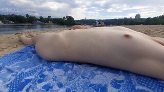 Porn100500 - Girl caresses herself on a nude beach