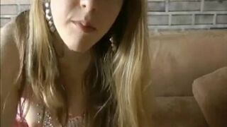 Shkop - Deutsches Mädchen vor der Webcam mit Faustarsch